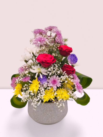 Fresh flower Chrysatimum and rose arrangement